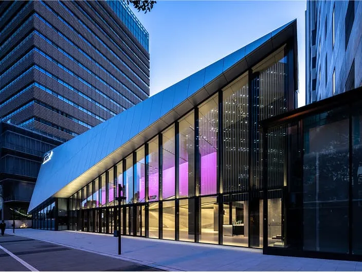 大きな三角形の屋根と全面ガラス張りが特徴的な建物