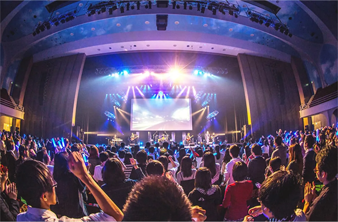 照明で照らされたライブステージと大勢の観客