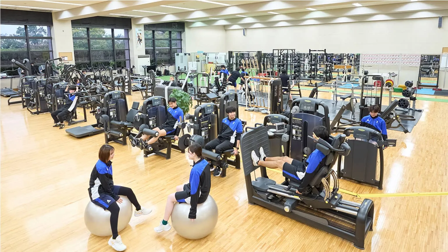 バランスボールやトレーニングマシンを使って各々過ごす生徒たち