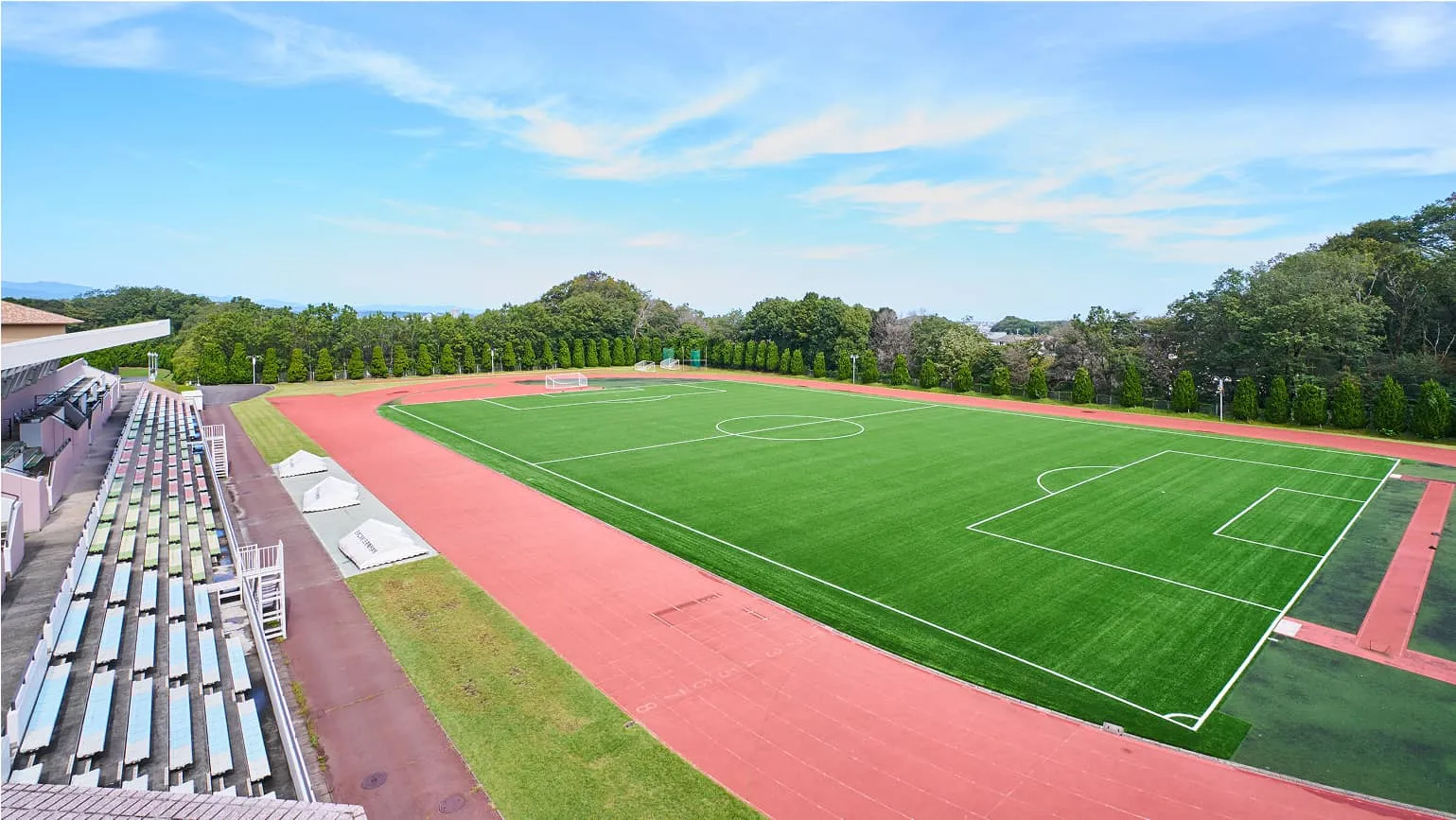 人工芝が植えられた広いグラウンド