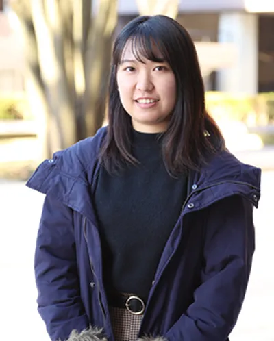 正面を向いている梁木 怜南さん