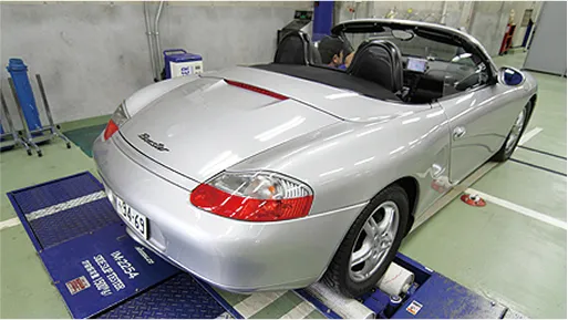 学生が車検ラインの実習を行っている様子