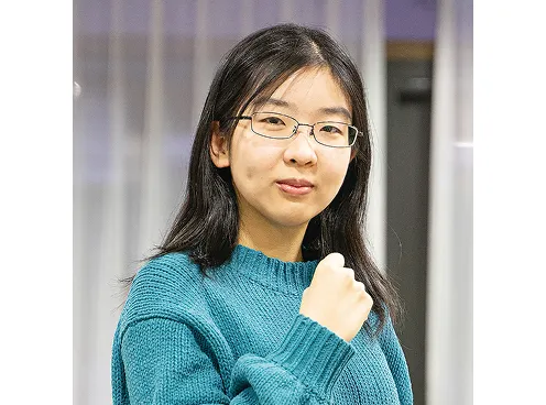 正面を向いてポーズをとる矢澤 唯さん