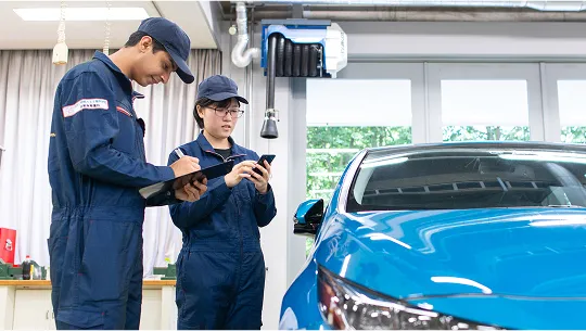 学生たちが実習を行っている様子