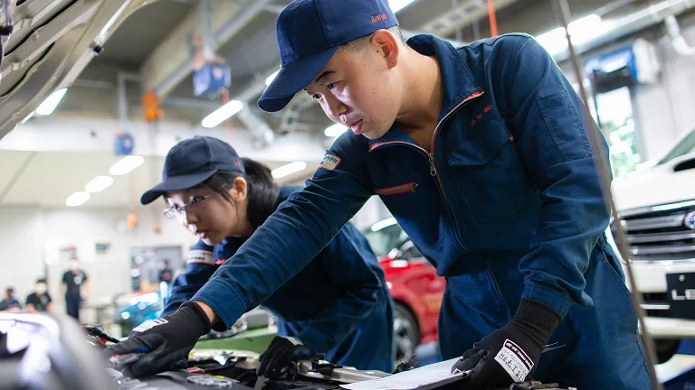 学生たちが整備作業を学んでいる様子