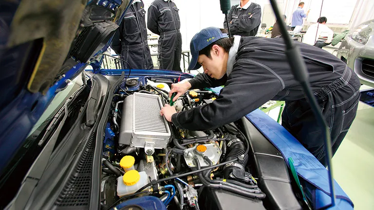 学生が応用エンジンの整備実習を行っている様子