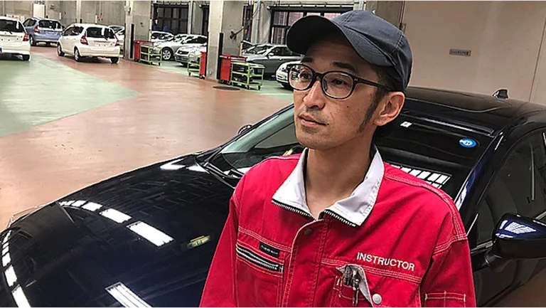 自動車の前で話す和田 浩先生