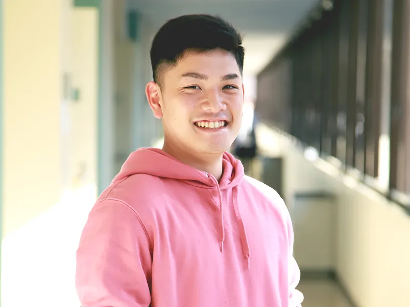 笑顔で正面を向いている清水 翔太さん