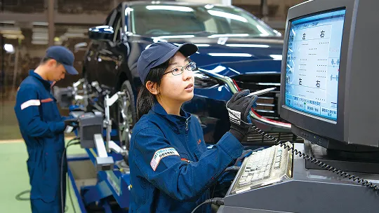 男女の学生が学習をしている様子