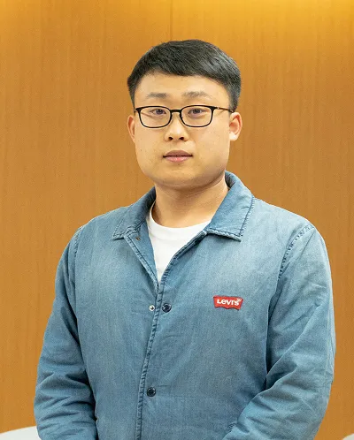 正面を向いているオウ イツグンさん