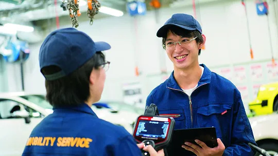 二人の学生が向き合って会話をしている様子