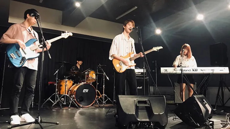 学生たちがステージでライブパフォーマンスをする様子