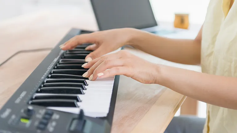 キーボードを両手で演奏する様子