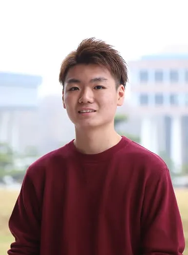 屋外で微笑む小林 幸太郎さん