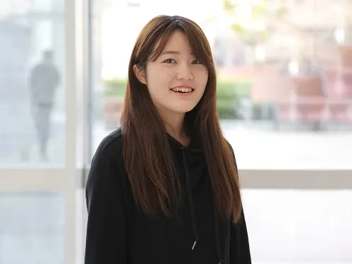 笑顔で話す渡邉 亜美さん