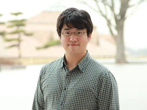 屋外で微笑んでいる藤巻 荘さん