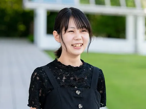 屋外で笑顔で話す小林 莉子さん