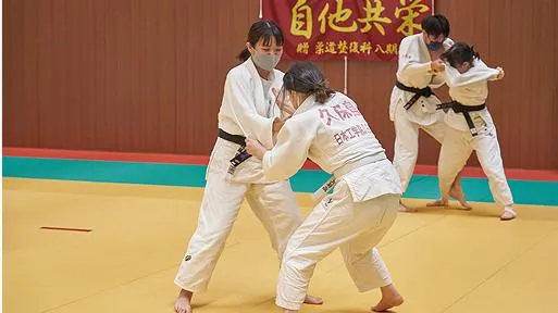 学生たちが武道場で柔道をしている様子