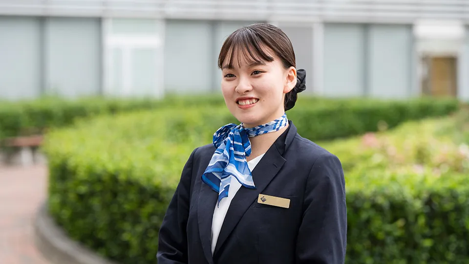 屋外で笑顔で話す平野 千愛さん