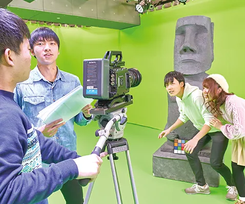 複数の生徒が撮影を行っている様子