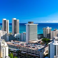 海岸沿いに高層ホテルが立ち並んでいるイメージ画像