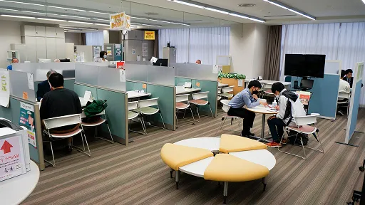 受付カウンターと相談用のデスクコーナーが配置されている風景