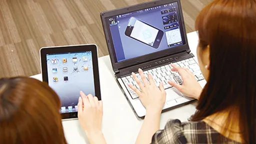 学生たちがタブレットとパソコンを操作する様子