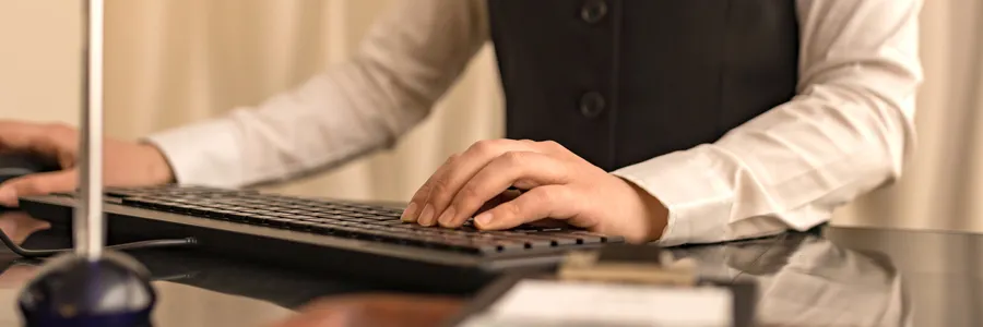 PCを操作するスタッフのイメージ画像