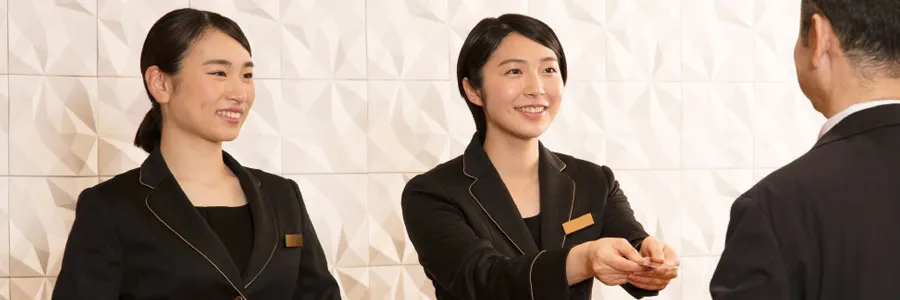 利用者にカードをお渡しする様子