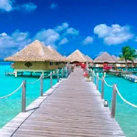 青い空と海に象徴されるリゾート地のイメージ画像