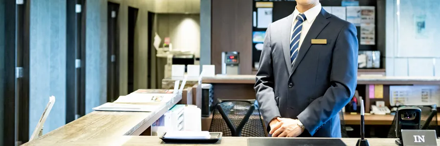 フロントでお迎えをするレセプション担当のイメージ画像