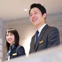 レセプション担当が爽やかに会話しているイメージ画像