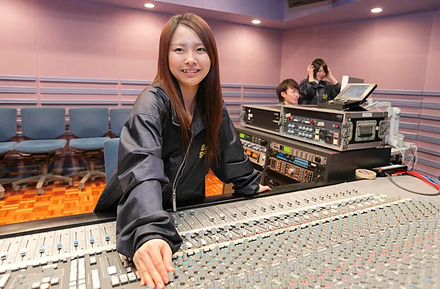 コントロールルームで楽しそうに実習をしている生徒達