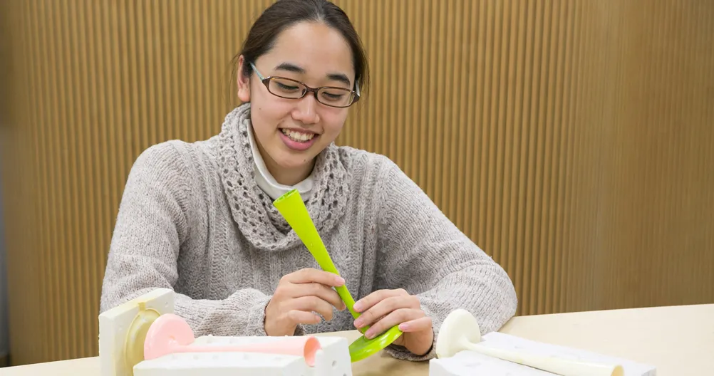 試作品のチェックをしている様子