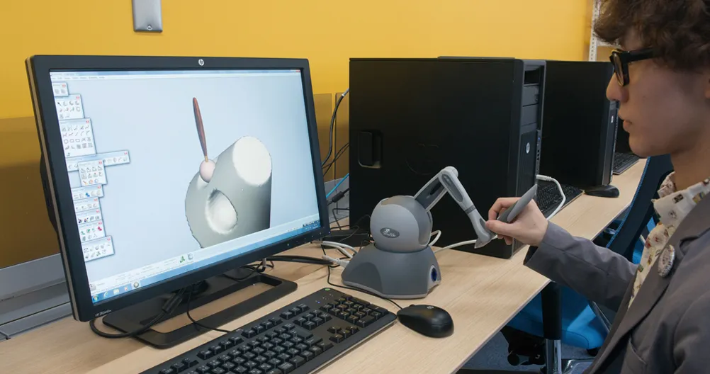 固定型の専用入力装置を使って設計を行っている様子