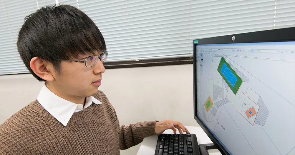 ラフの設計図をCADで起こしている様子