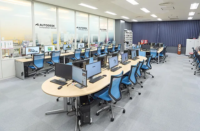 青を中心にした落ち着いた雰囲気の室内