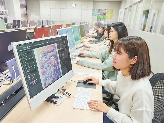 illustratorを使用して制作を行っている生徒達の画像