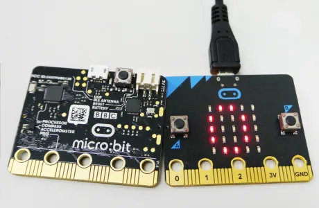 LEDやBluetooth、光、温度、加速度などのセンサーを搭載したmicro:bitのマイコンボード