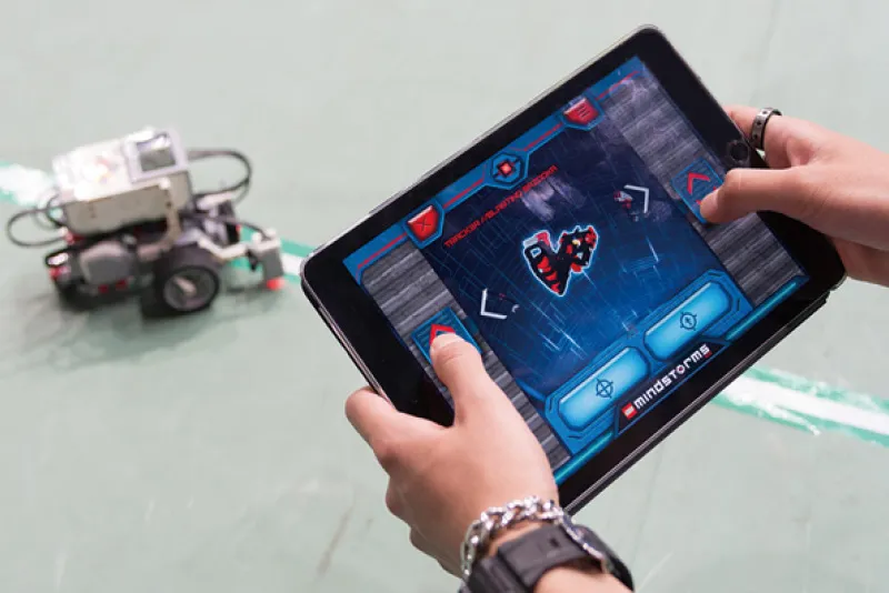 タブレットでロボットを操作する手元