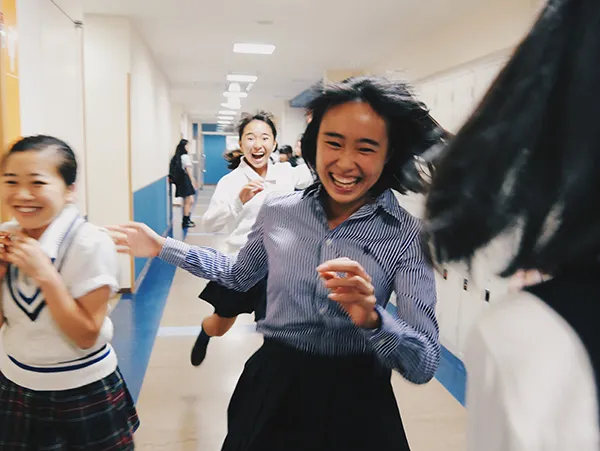 「廊下で鬼ごっこ」