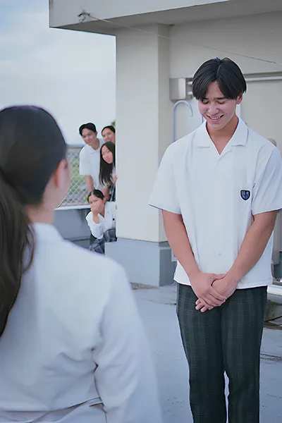 「屋上の告白:レトロな恋」