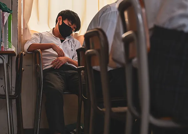 「居眠りどころではない」