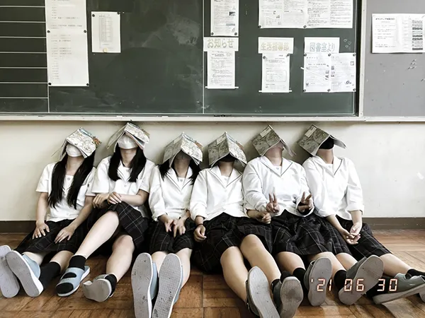 「ピースしてんじゃん」