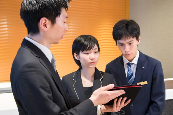 星野リゾートから派遣された講師から指導を受ける生徒の様子