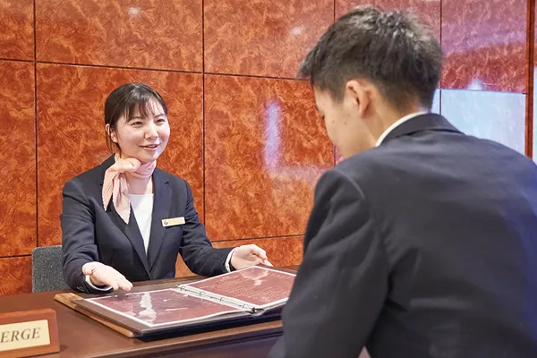 デーブル越しの接客、接遇の様子