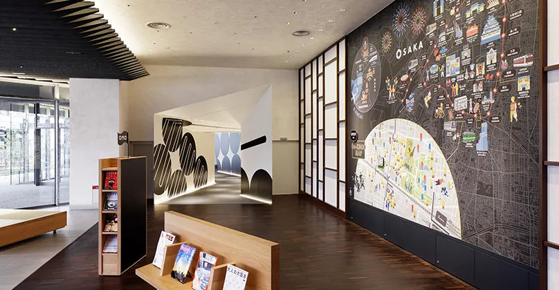 右側の壁にご近所マップが描かれたモノトーン中心の和室風の空間