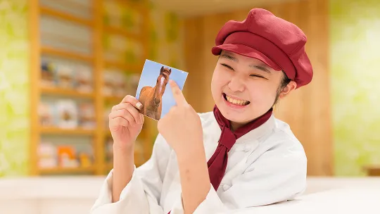 アクティビティ担当の制服を着てご案内を行う高島さん