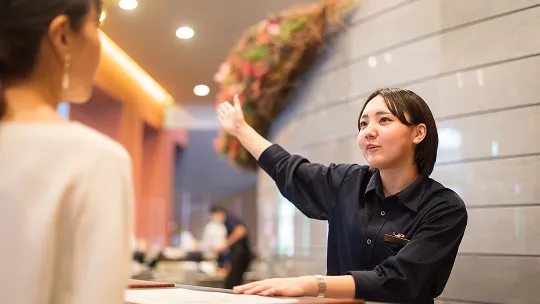 お客様のご案内を行う宮崎さん