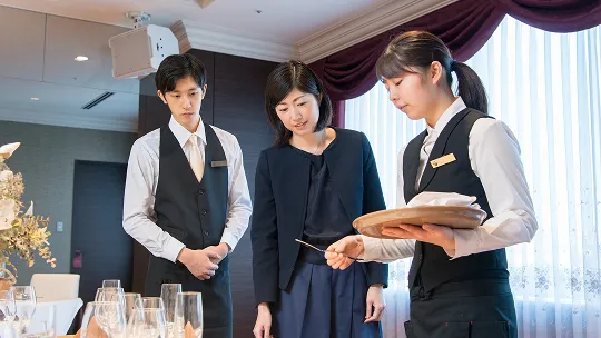 レストランサービスの練習風景